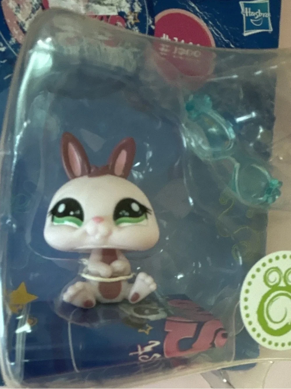 Hasbro Littlest Pet Shop Bunny Figure w/ Accessory #1466 (2008) Ages 4+